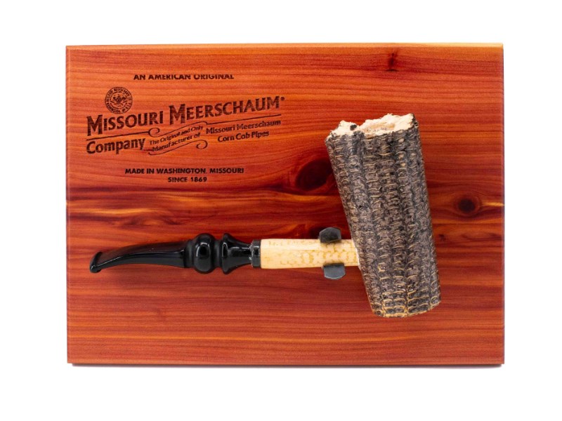 Missouri Meerschaum Freehand on Cedar Plaque, kukorica pipa, lézer gravírozott cédrusfa táblán